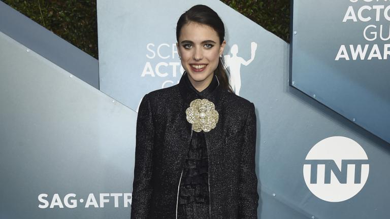 H Margaret Qualley με Chanel κοστούμι χαμογελά στο κόκκινο χαλί των SΑG Awards