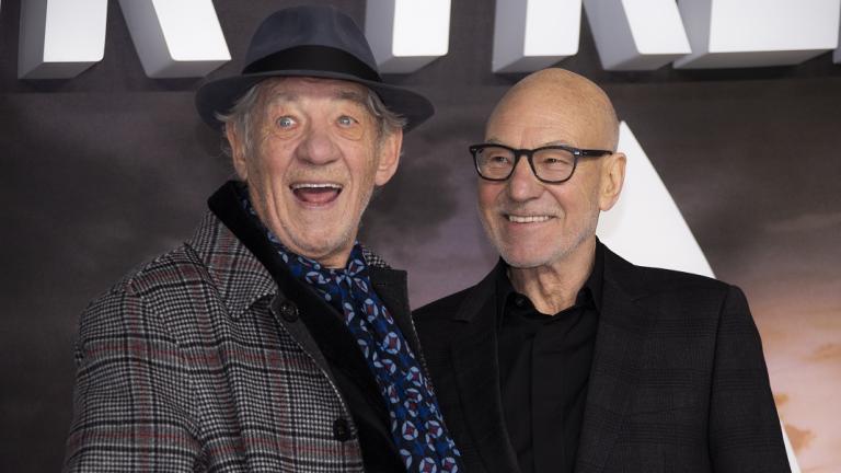  Sir Ian McKellen και Sir Patrick Stewart χαμογελούν στο κόκκινο χαλί πρεμιέρας