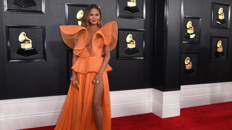 H Chrissy Teigen στο κόκκινο χαλί των Grammys 