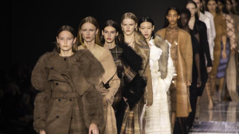 μοντέλα περπατούν στο Burberry Autumn/Winter '20 -'21 show