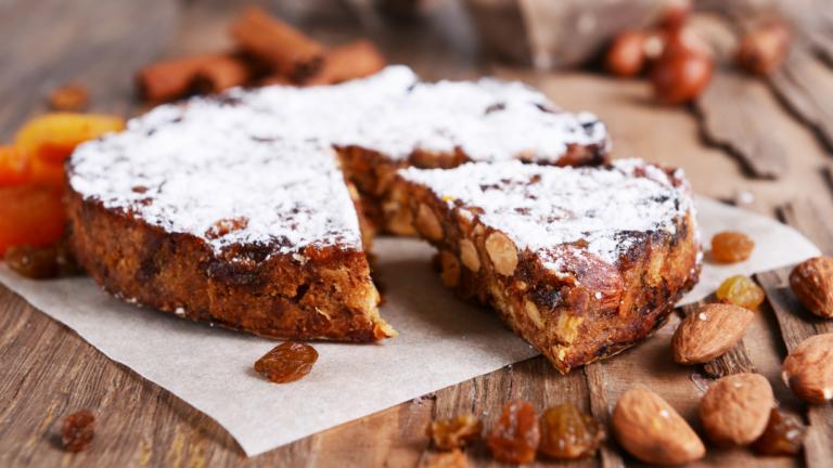 Panforte ιταλικό κέικ σε τραπέζι