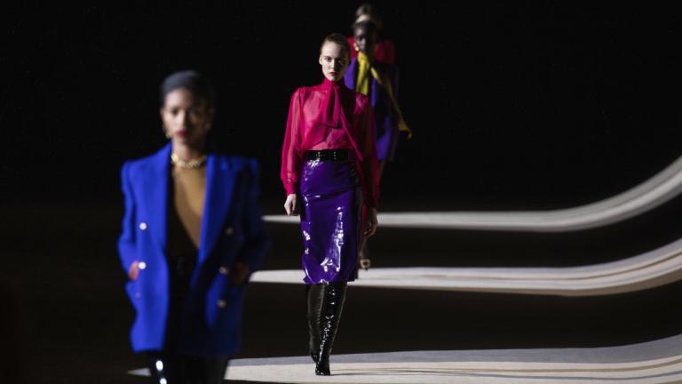 μοντέλα περπατούν στο σόου του Saint Laurent Fall/Winter 2020-2021