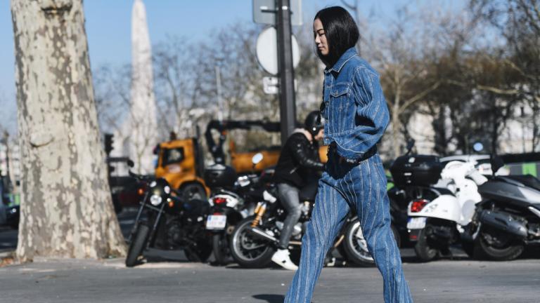 γυναίκα με total denim look στην εβδομάδα μόδας