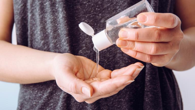 Γυναίκα βάζει στα χέρια της hand sanitizer αντισηπτικό