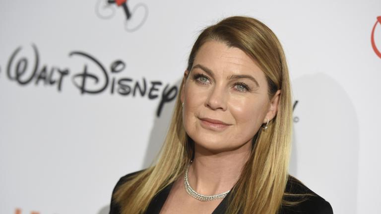 H ηθοποιός Ellen Pompeo από το «Grey's Anatomy» με μαύρο σακάκι 