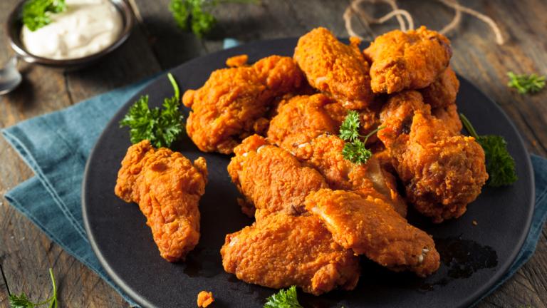 Fried chicken τηγανιτό κοτόπουλο σε πιάτο