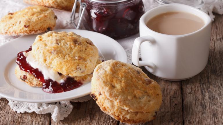 fruit scones με μαρμελάδα και τσάι