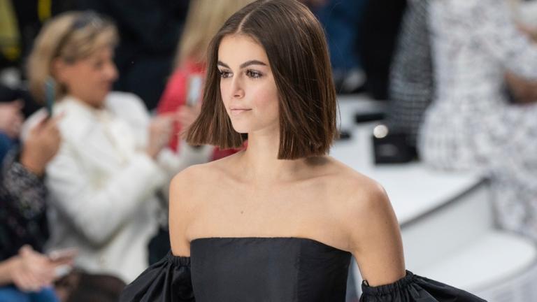 H Kaia Gerber ξεχωρίζει για το καρέ hairstyle της.