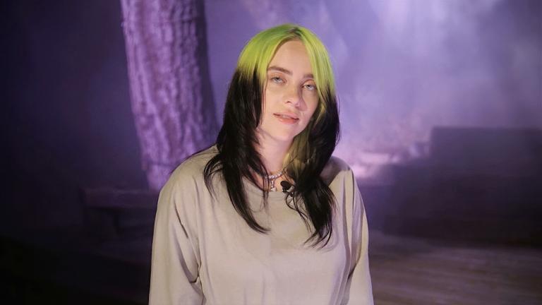 Η Billie Eilish με μπεζ φαρδύ τοπ