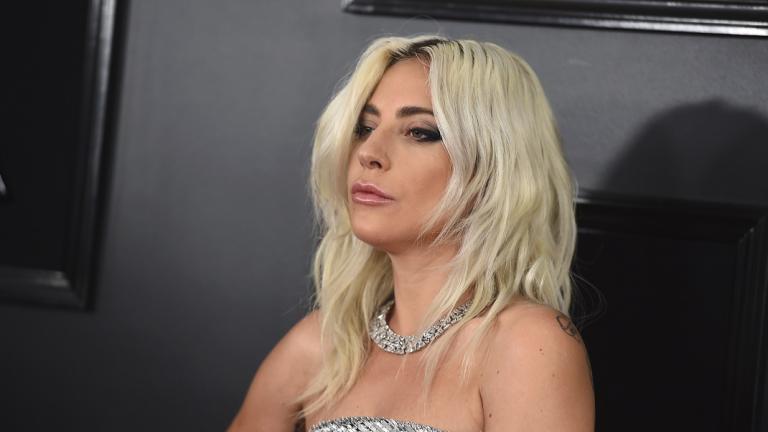 Η Lady Gaga με ασημένιο φόρεμα