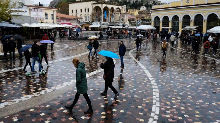 Πολίτες σε βροχερή μέρα στο Μοναστηράκι 