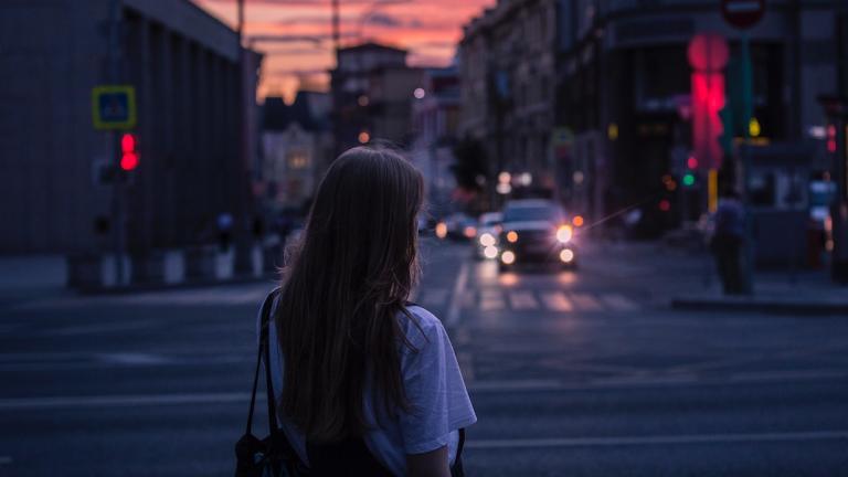 γυναίκα μόνη στο δρόμο