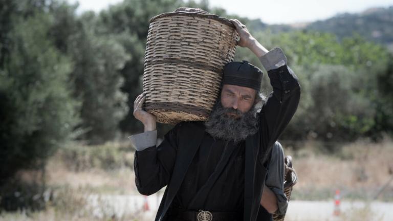 Ο Άρης Σερβετάλης στο ρόλο του Αγίου Νεκταρίου