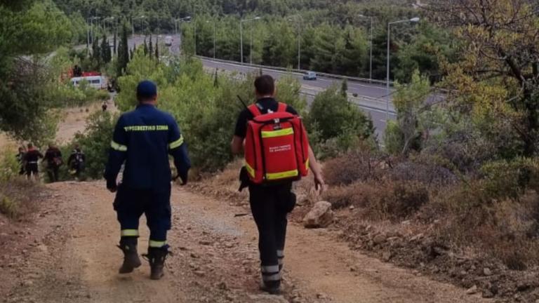 Ο Πιέρ Μπαλάζ (δεξιά) με Έλληνα πυροσβέστη