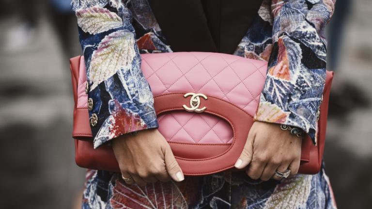 Street style, nails, Chanel bag