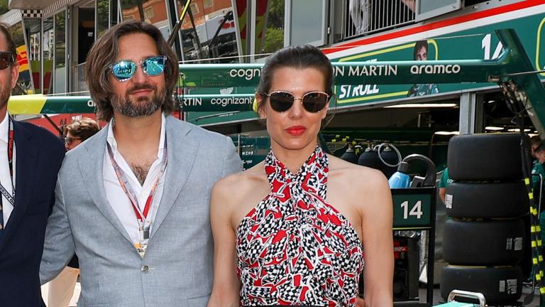 Η Σαρλότ Κασιράγκι με Chanel μεταξωτό φόρεμα στο F1 Grand Prix του Μονακό