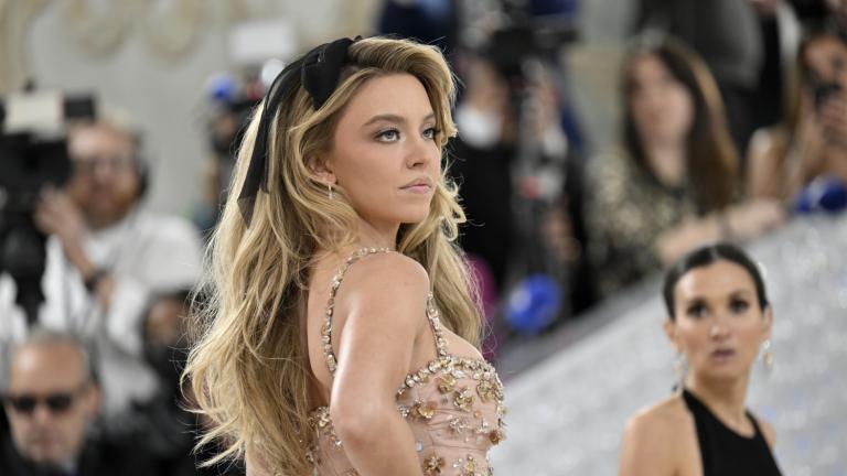 Τα παρασκήνια του Met Gala με τη Sydney Sweeney 