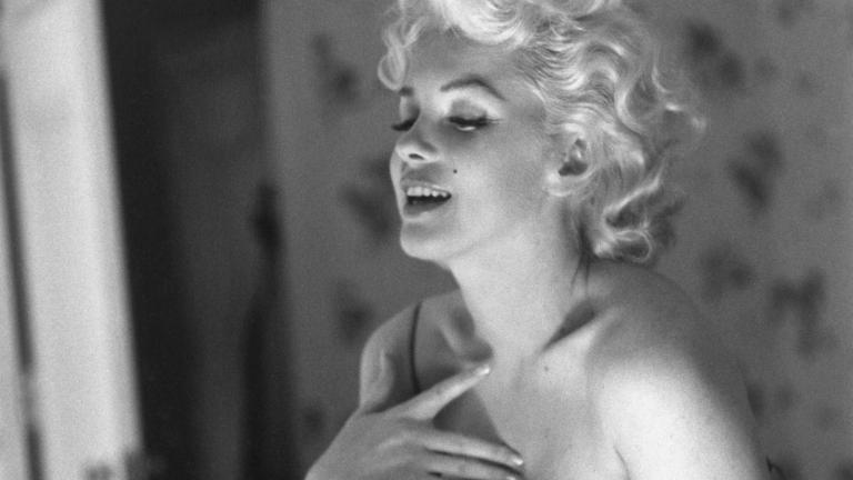 Marilyn Monroe applying Chanel N°5 at the Ambassador Hotel