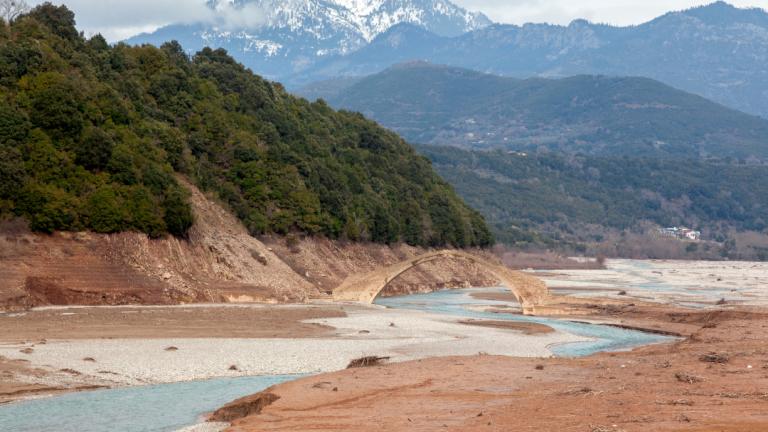 Το γεφύρι του Μανώλη βρίσκεται σε απόσταση 50χλμ από το Καρπενήσι