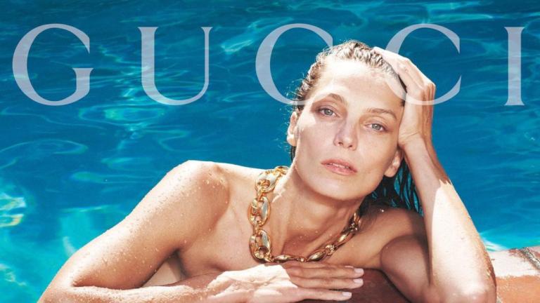 γυναίκα βγαίνει από πισίνα με κολιέ Gucci