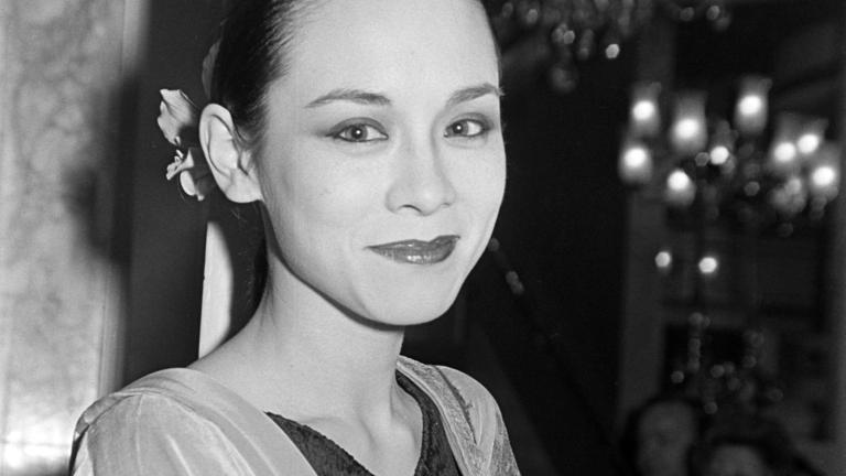 Ποια ήταν η Tina Chow και πώς αυτό το στιλ εξακολουθεί να διαμορφώνει τη σκηνή της μόδας