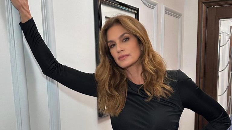 Πώς η Cindy Crawford παραμένει βασίλισσα της πασαρέλας στα 58 της χρόνια