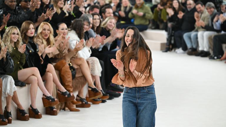 Γιατί όλες φορούσαν τα ίδια παπούτσια στο PFW Show της Chloé; 