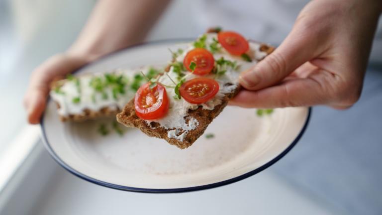 Πώς το ταπεινό cottage cheese επιστρέφει ξανά στα πιάτα μας 