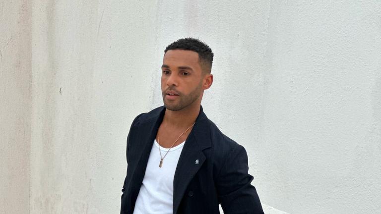 Lucien Laviscount: Στη Mύκονο ο Άλφι του Emily in Paris 