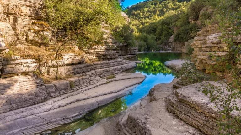 Όχι μόνο σε νησί: Διακοπές στην ηπειρωτική Ελλάδα -Δροσερές βουτιές σε ποτάμια και φυσικές πισίνες