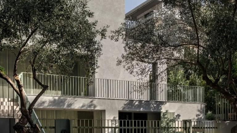 Casa D: Μια αθηναϊκή κατοικία από το 1960 επανασχεδιάστηκε με εσωτερικούς χώρους σε απρόσμενο χρώμα