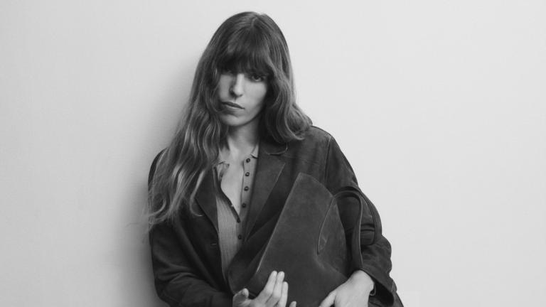 Η Lou Doillon πρωταγωνιστεί στη νέα καμπάνια της Massimo Dutti με μία iconic τσάντα