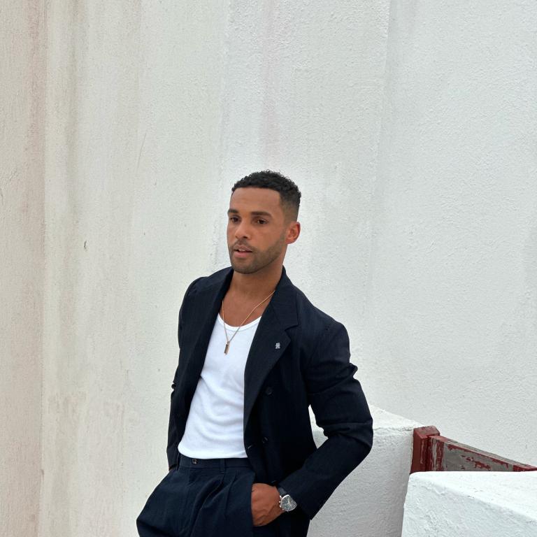 Lucien Laviscount: Στη Mύκονο ο Άλφι του Emily in Paris 