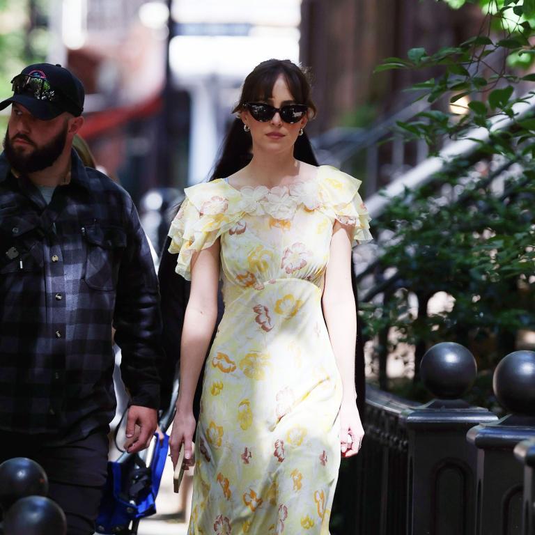 Φορέματα εμπνευσμένα από το στιλ της Dakota Johnson