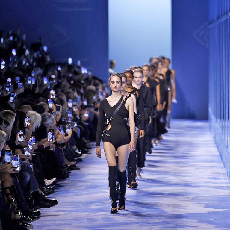 Η sporty - chic όψη της πολυτέλειας: Ο Dior εντυπωσιάζει στο PFW με τη συλλογή άνοιξη - καλοκαίρι 2025