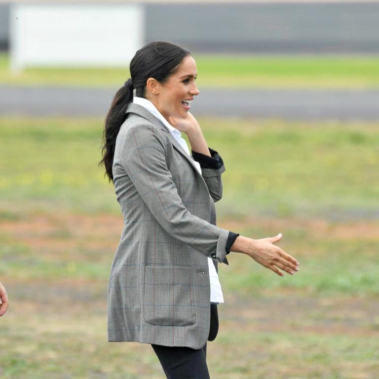 Η Μέγκαν Μαρκλ με γκρι blazer/Φωτογραφία: Getty Images