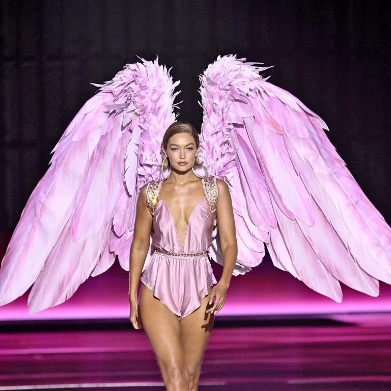 Το show της Victoria’s Secret επέστρεψε -Θρυλικά supermodels, σέξι εσώρουχα και προσπάθεια για περισσότερο inclusivity