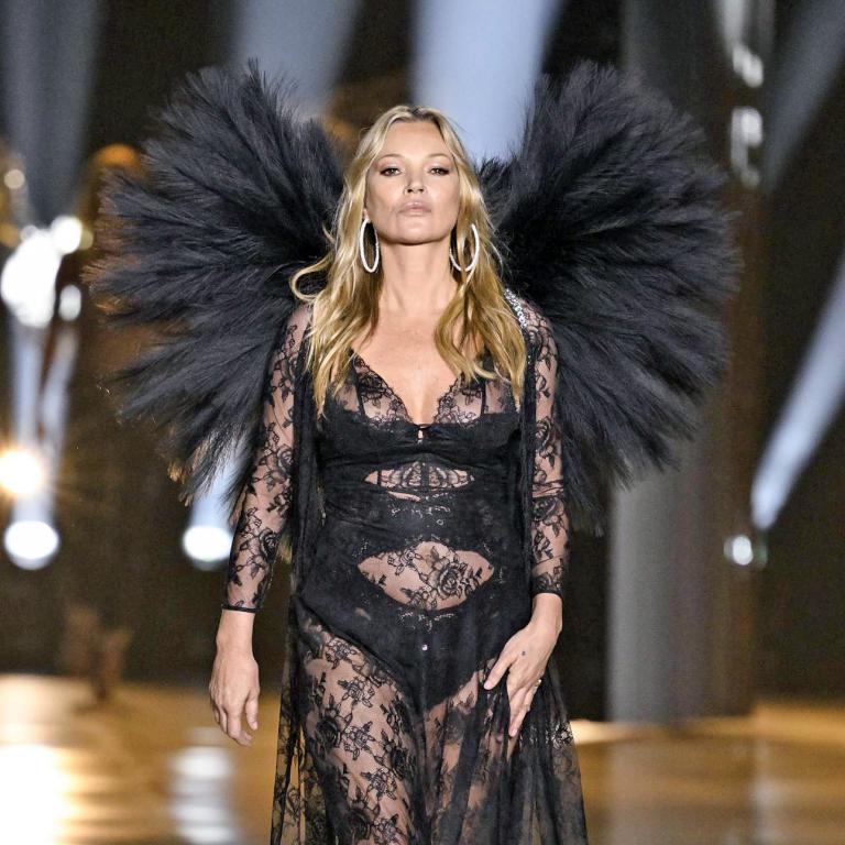 Η Κέιτ Μος έκανε το ντεμπούτο της στη Victoria's Secret στα 50 της -Mαζί με την κόρη της, Λίλα