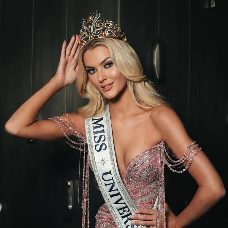 Η Victoria Kjær Theilvig με το στέμμα της Miss Universe