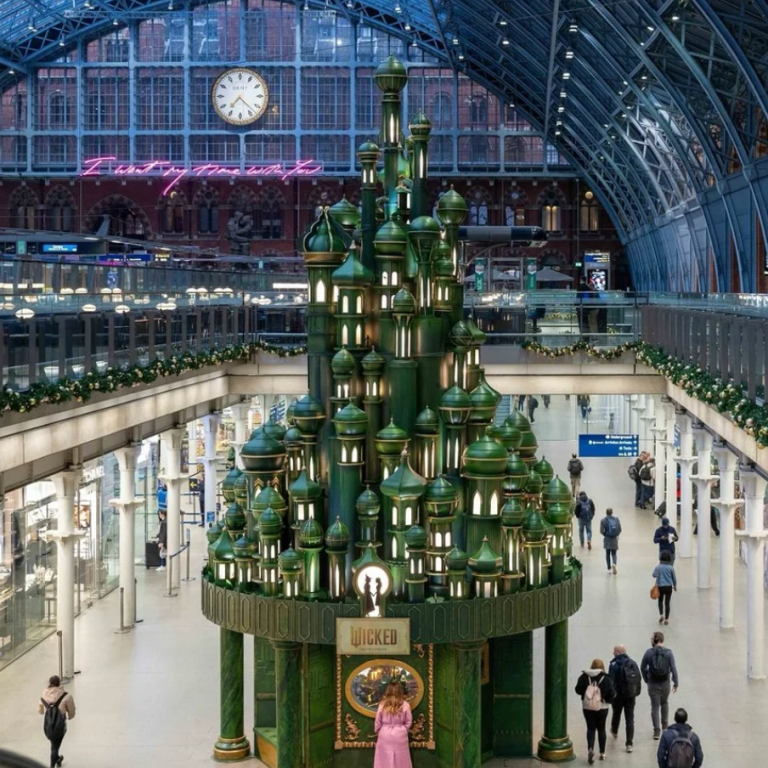 Το φετινό χριστουγεννιάτικο δέντρο του St. Pancras /Φωτογραφία: Instagram