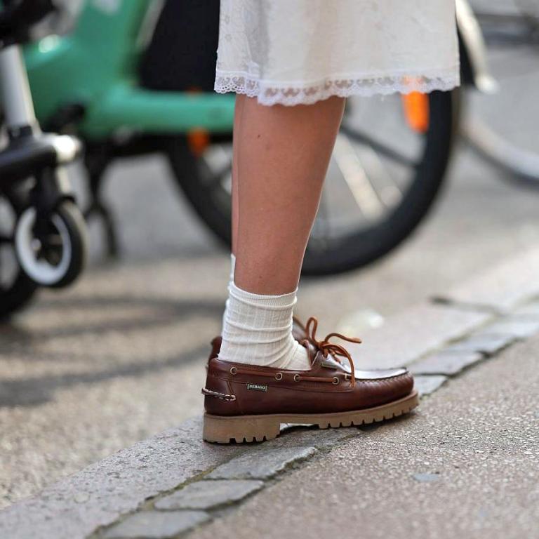 στιλάτη γυναίκα φορά boat shoes