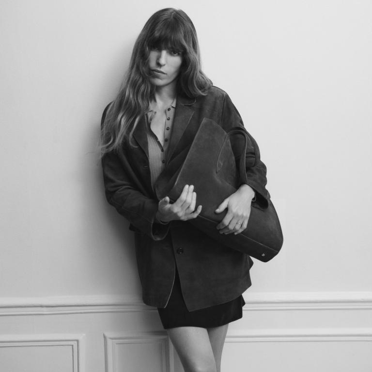 Η Lou Doillon πρωταγωνιστεί στη νέα καμπάνια της Massimo Dutti με μία iconic τσάντα