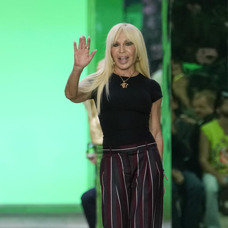 Η Donatella Versace αποχωρεί από τον οίκο Versace μετά από 27 χρόνια -Ο Dario Vitale διορίζεται νέος καλλιτεχνικός διευθυντής