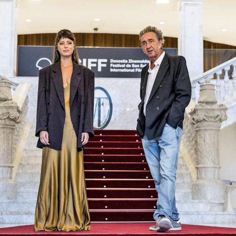 Parthenope: Ο Paolo Sorrentino επιστρατεύει τον Anthony Vaccarello και τον οίκο Saint Laurent για μια ταινία-ύμνο στη θηλυκότητα.