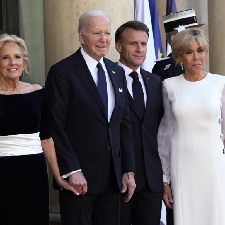 Η καθόλου τυχαία επιλογή φορέματος από την Τζιλ Μπάιντεν στην πρώτη επίσημη επίσκεψη στη Γαλλία 