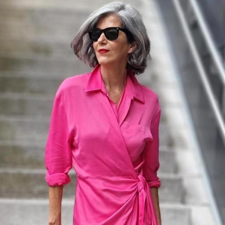 γυναίκα άνω των 50 με ροζ φόρεμα